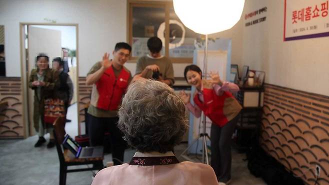 롯데홈쇼핑이 서울영등포지역 독거 노인을 대상으로 장수사진 촬영 행사를 진행했다. [롯데홈쇼핑 제공]