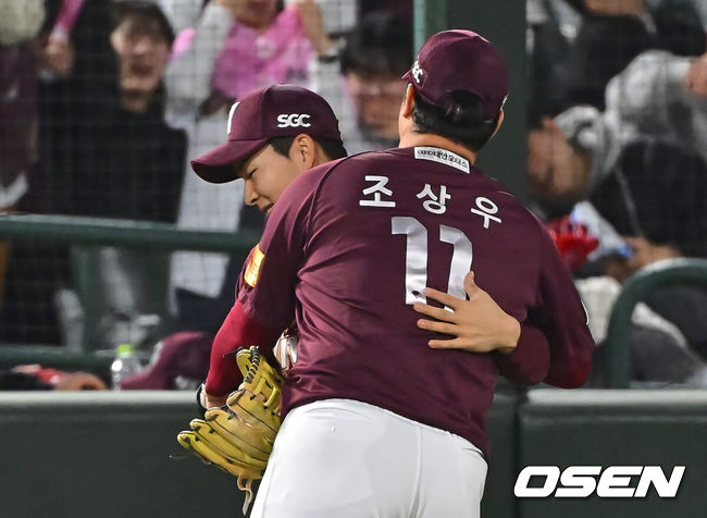 [OSEN=부산, 이석우 기자] 1일 부산 사직구장에서 2024 신한 SOL 뱅크 KBO 리그 롯데 자이언츠와 키움 히어로즈의 경기가 열렸다. 4연패에 빠진 롯데는 안경 에이스 박세웅이 선발로 나와 분위기 반전을 노리고 7연패를 탈출한 키움은 이종민이 선발로 등판했다.키움 히어로즈 조상우가 7회말 2사 1,2루 롯데 자이언츠 레이예스의 안타성 타구를 어렵게 잡은 김휘집과 포옹하고 있다. 2024.05.01 / foto0307@osen.co.kr