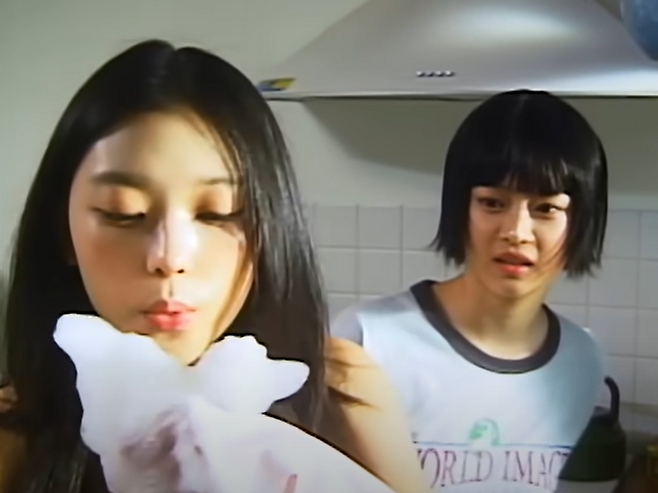 ’Bubble Gum‘ 뮤직비디오 캡처