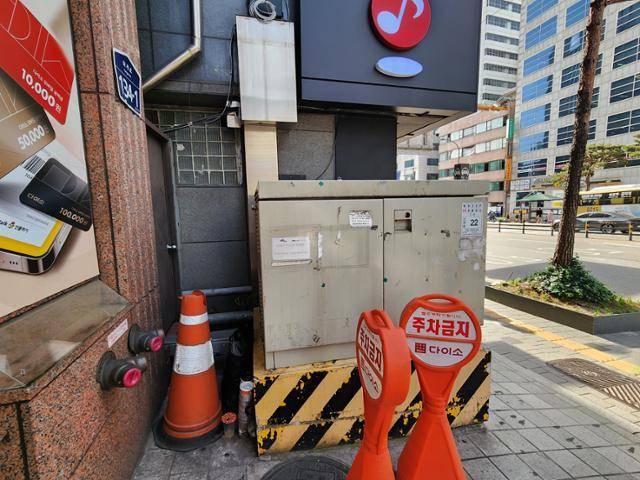 한 시민이 청소해 깨끗해진 서울 중구 명동역 인근 한 변압기 위. 온라인 커뮤니티 갈무리