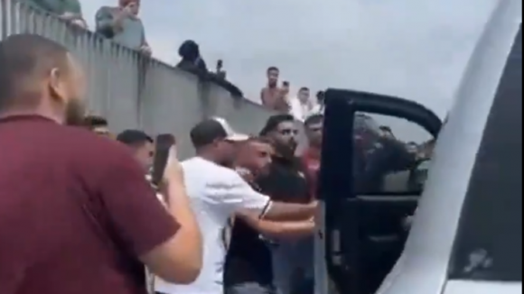 팔레스타인 시위대 일부가 독일 대사 차량의 문을 잡고 있다. / 출처=소셜미디어