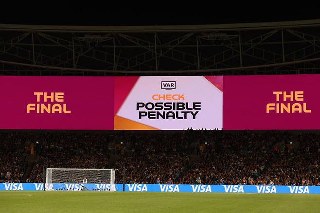 지난해 호주·뉴질랜드 여자 월드컵 스페인과 잉글랜드의 결승전에서 비디오 판독이 진행되는 장면 | 게티이미지코리아 제공