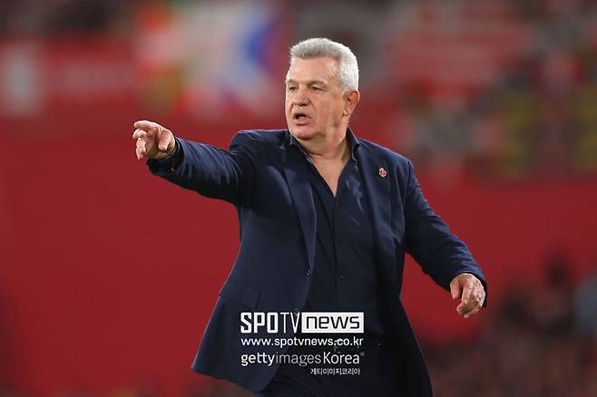 ▲ 지난 시즌 도중에는 한국을 겨냥한 인터뷰로 논란을 낳기도 했다. 스페인 라리가 사무국은 한국 팬들의 편의를 위해 마요르카 경기 시간을 한국 시간에 맞춰 자주 배정했다. 그에 따라 마요르카는 현지시간으로 기온이 높은 오후 2시에 경기를 치러야 했다. 이에 불만이 있던 아기레 감독은 “한국 축구 팬들이 이강인을 더 이상 보지 않았으면 한다”라며 라리가 사무국과 한국을 저격하기도 했다.