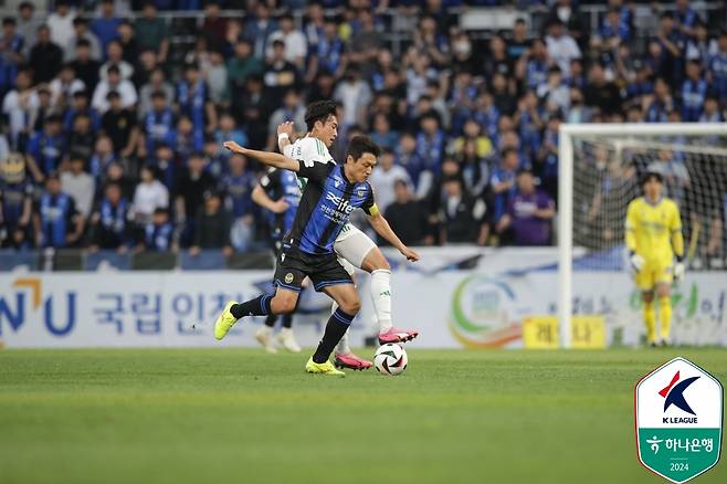 인천이 1일 인천축구전용경기장에서 열린 전북현대와의 하나은행 K리그1 2024 10라운드 맞대결에서 델브리지의 결승 골과 김도혁, 무고사의 연속 골로 3-0으로 승리했다.   인천은 승점 3점을 얻어 5위(3승 4무 3패 승점 13)로 올라섰다. 반면 전북은 승점을 확보하지 못하고 8위((2승 4무 4패 승점 10)로 밀려났다. 