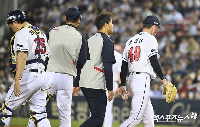 1일 오후 서울 송파구 잠실야구장에서 열린 2024 신한 SOL Bank KBO리그 삼성 라이온즈와 두산 베어스의 경기, 6회초 무사 만루 두산 선발투수 브랜든이 마운드를 내려가고 있다. 잠실, 김한준 기자