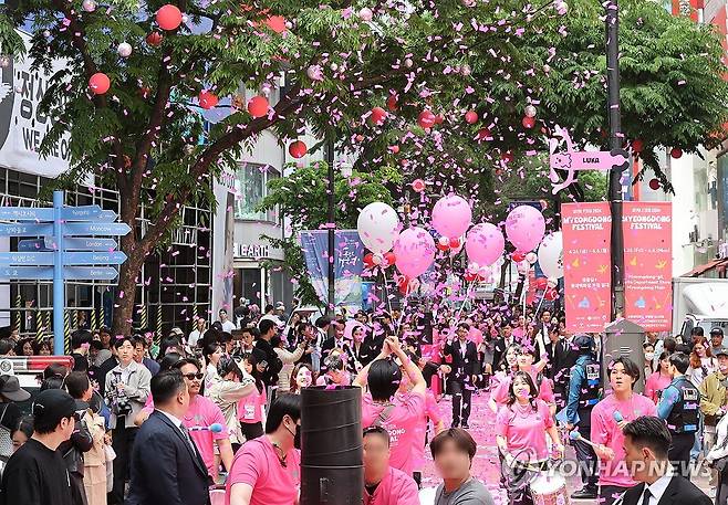 명동 페스티벌 개막 축하 퍼레이드 (서울=연합뉴스) 이재희 기자 = 지난 26일 오전 서울 중구 명동길에서 '명동 페스티벌' 개막 퍼레이드가 열리고 있다. 5월 6일까지 열리는 명동 페스티벌은 명동 전체를 '팝업스토어'로 꾸며 예술작품 전시, 시음 행사 등을 연다. 2024.4.26 scape@yna.co.kr