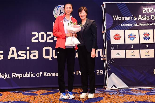 여자배구 아시아쿼터 1순위로 페퍼저축은행에 지명된 장위와 장소연 감독 [한국배구연맹 제공. 재판매 및 DB 금지]