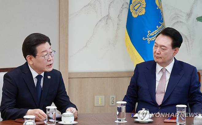 이재명 민주당 대표, 윤석열 대통령과 영수회담에서 발언 (서울=연합뉴스) 홍해인 기자 = 더불어민주당 이재명 대표가 29일 서울 용산 대통령실 집무실에서 열린 윤석열 대통령과의 영수회담에서 발언하고 있다. 2024.4.29 hihong@yna.co.kr