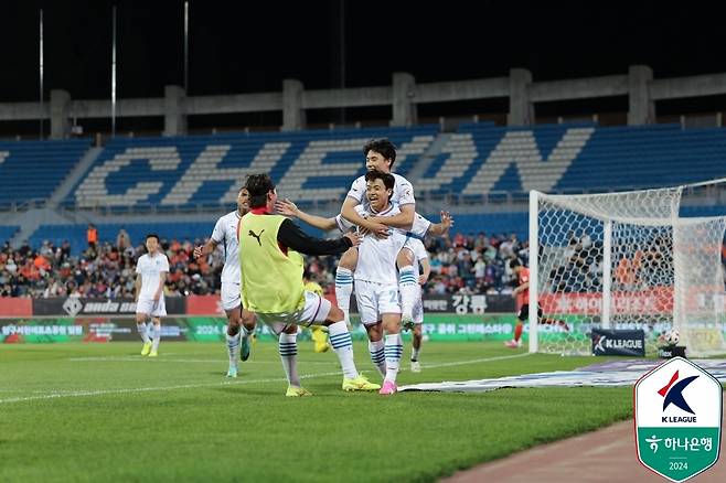 정재희의 득점을 기뻐하는 포항 선수들 [한국프로축구연맹 제공. 재판매 및 DB 금지]