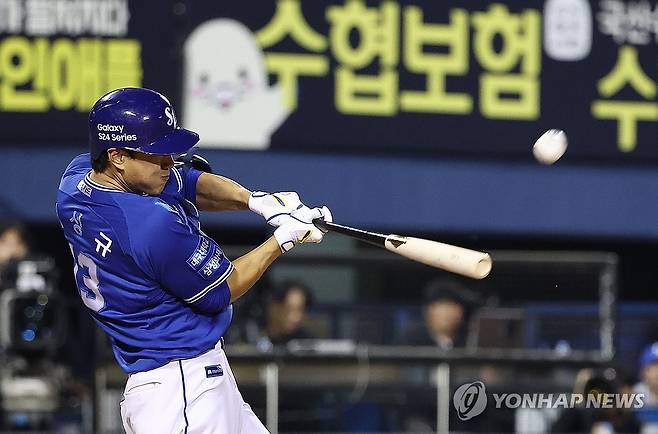 이성규, '홈런 직감' (서울=연합뉴스) 류영석 기자 = 1일 서울 잠실야구장에서 열린 프로야구 2024 KBO리그 삼성 라이온즈와 두산 베어스의 경기.
    7회초 2사 1, 2루 상황에서 삼성 이성규가 3점 홈런을 치고 있다. 2024.5.1 ondol@yna.co.kr