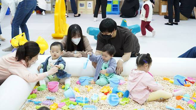 삼성전기 어린이날 초청행사에서 임직원들이 가족과 시간을 보내고 있다.(사진=삼성전기)