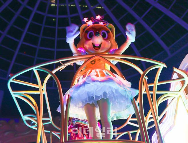 롯데월드 35주년 신규 퍼레이드 ‘월드 오브 라이트’에 등장한 캐릭터