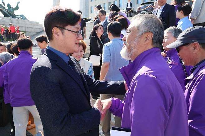 홍익표 더불어민주당 원내대표가 2일 오후 국회 본청 계단 앞에서 열린 10.29 이태원참사 특별법 여야 합의 처리에 대한 유가족 입장발표 기자회견에서 이정민 10.29 이태원 참사 유가족협의회 위원장을 위로하고 있다.(사진=연합뉴스)