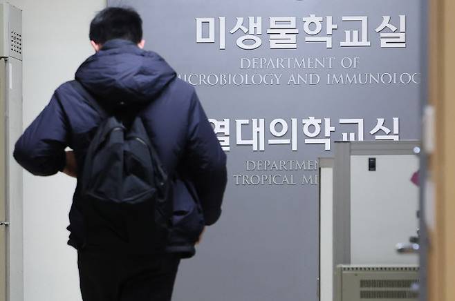 서울 시내 한 의과대학에서 한 학생이 교실로 향하고 있다.(사진=연합뉴스)