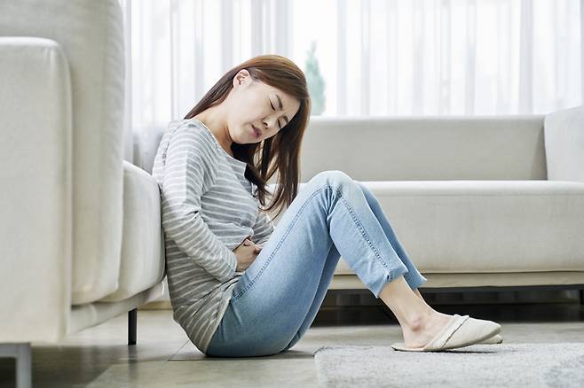 복부 편두통은 두통 대신에 복통을 호소하는 것을 말한다. 배에서 쥐어짜는 통증일 수 있고, 둔하거나 예리한 통증을 느끼기도 한다. [사진=게티이미지뱅크]