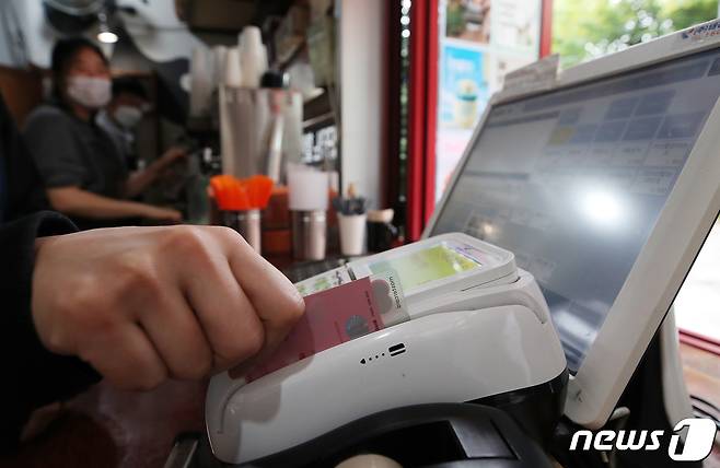 서울 시내 한 커피 전문점에서 카드 결제를 하고 있다. /뉴스1 ⓒ News1 김진환 기자