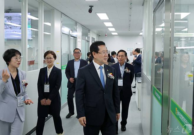 김영록 전남지사가 새로 문을 연 전남 동부권 감염병진단검사센터를 둘러보고 있다. ⓒ News1