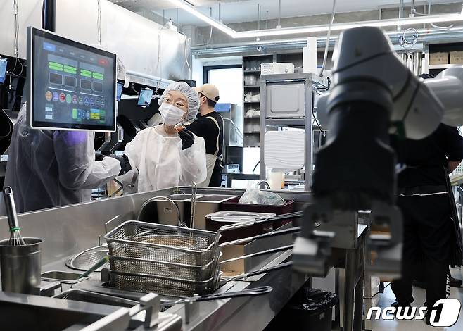 오유경 식품의약품안전처장이 24일 서울 소재의 로봇을 활용해 음식을 조리하는 식당을 방문해 조리 현장과 위생을 점검하고 있다. 2024.1.24/뉴스1 ⓒ News1 이동해 기자