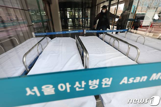 6일 서울 송파구 서울아산병원에 응급환자를 위한 침상이 놓여 있다. 2024.3.6/뉴스1 ⓒ News1 김민지 기자