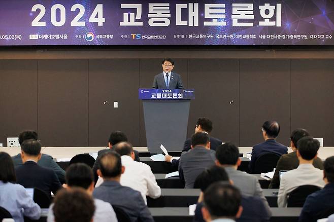 박상우 국토교통부 장관이 2일 서울 서초구에서 열린 '2024 교통대토론회'에서 기조발언을 하고 있다.(국토교통부 제공)