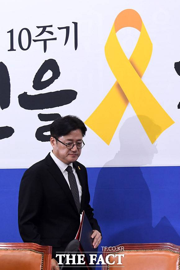 홍익표 더불어민주당 원내대표가 지난달 16일 오전 서울 여의도 국회에서 원내대책회의에 참석하고 있다. /남용희 기자