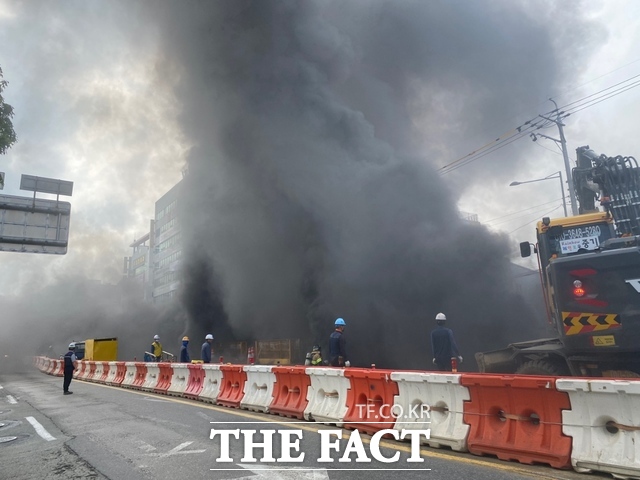 광주 남구 도시철도 공사 현장에 불이나 검은 연기가 다량 분출되고 있다./광주소방본부 제공.