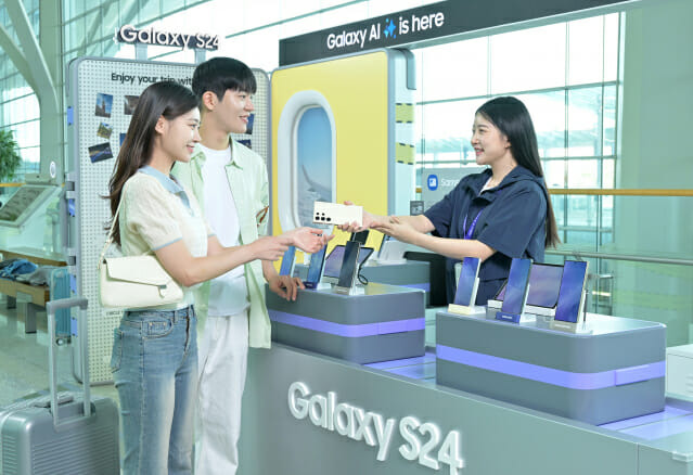 인천공항 제2여객터미널 3층에 위치한 '갤럭시 스튜디오'에서 여행객이 '갤럭시 S24 시리즈' 대여 서비스를 이용하고 있다. (사진=삼성전자)