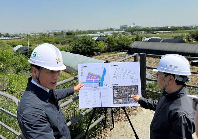 이상훈 한국산업단지공단 이사장(왼쪽)이 2일 인천 계양산업단지 조성 사업부지를 찾아 현장 점검을 하고 있다.