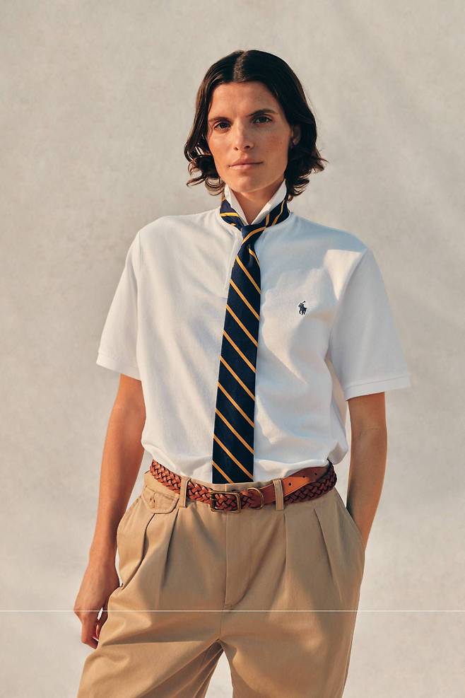 폴로 셔츠는 다양한 아이템과 조화되어, 비즈니스 캐주얼 룩과 프레피 룩, 여유로운 리조트 룩, 테니스와 골프를 위한 고급 스포츠 룩을 완성시킨다. 랄프 로렌.