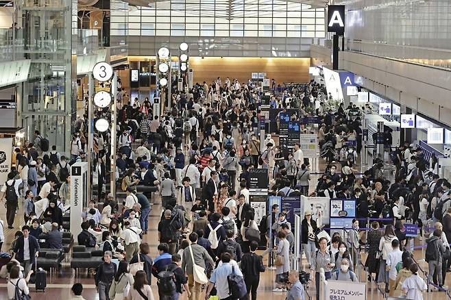 일본 황금연휴 '골든위크'가 시작한 지난달 27일 도쿄 하네다공항이 관광객들로 붐비고 있다./교도 연합뉴스