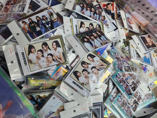 특허청 상표특별사법경찰은 최근 케이(K)팝 아이돌 상품과 유명 캐릭터 위조 상품을 판매·유통시킨 A 씨(47) 등 4명을 상표법 위반 혐의로 불구속 입건했다고 2일 밝혔다. 압수된 K팝 굿즈 위조상품. 특허청 제공