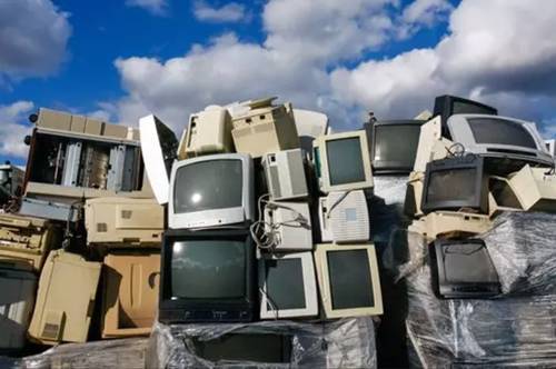 (버려지는 CRT들.. 아아 세대가 저물어간다...)