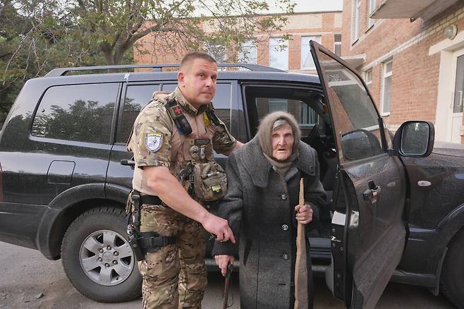 지난달 26일(현지시각) 우크라이나 도네츠크주에서 우크라이나군에 의해 무사히 발견된 98살 리디아 스테파니우나 로미코우스카 할머니. AP 연합뉴스