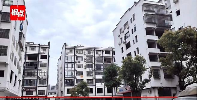 소년이 스스로 생을 마감한 사건이 일어난 중국 후난성 핑장현의 한 아파트. 자오디안 비디오계정 갈무리