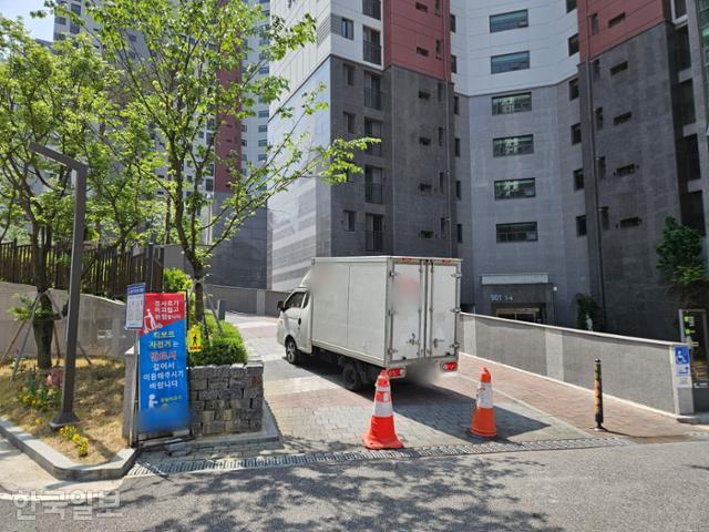 1일 오전 서울 강남구의 한 아파트에서 택배차량이 출입이 금지된 지상 단지로 이동하고 있다. 오세운 기자