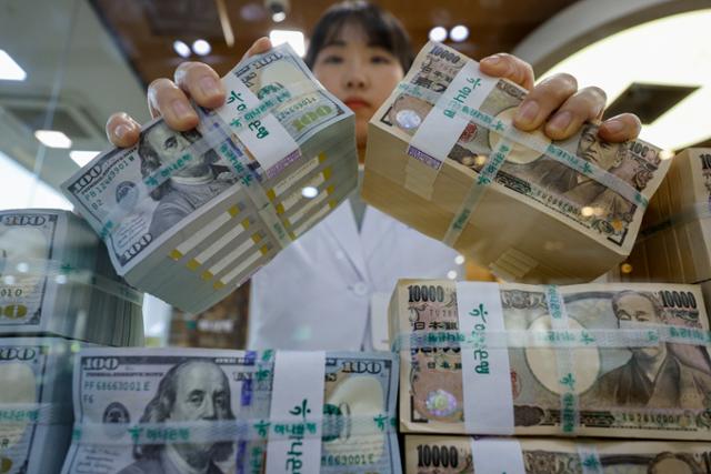 하나은행 직원이 지난달 29일 서울 중구 하나은행 위변조대응센터에서 달러와 엔화를 정리하고 있다. 뉴스1