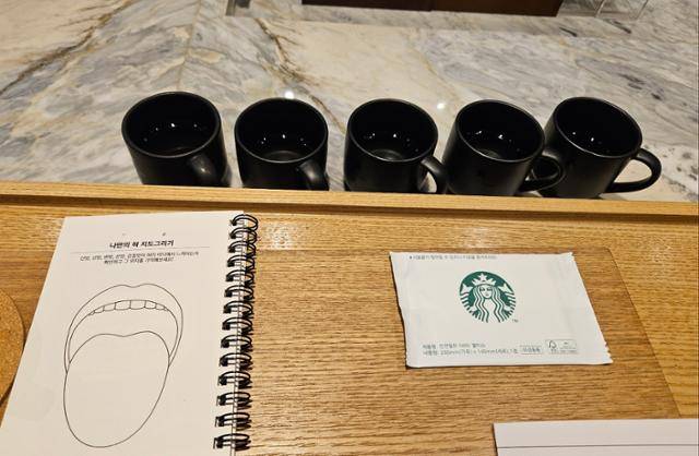 이날 기자가 맛 본 다섯 가지 용액. 최현빈 기자