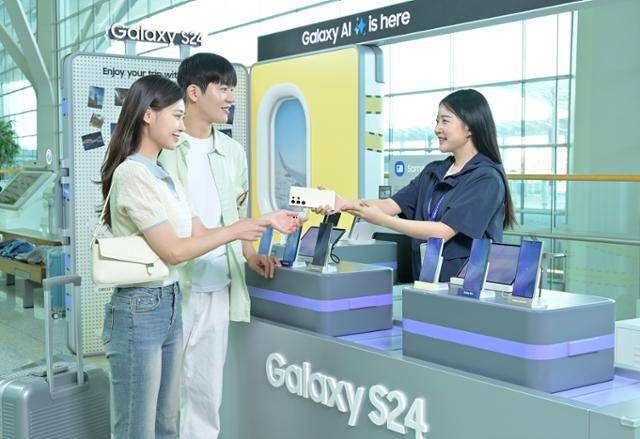 인천공항 제2여객터미널 3층에 위치한 '갤럭시 스튜디오'에서 여행객이 '갤럭시 S24 시리즈' 대여 서비스를 이용하고 있다. 삼성전자 제공