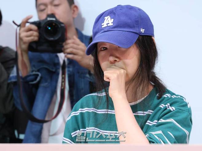 어도어의 민희진 대표가 하이브와의 대립에 대한 긴급 기자회견를 25일 오후 서울 서초구 한국컨퍼런스센터에서 진행했다. 한편, 지난 22일부터 어도어에 대한 감사를 진행한 하이브는 이날 민희진 대표 주도로 경영권 탈취 계획이 수립됐다는 구체적인 사실을 확인했고 물증도 확보했다며 고발장 제출을 예고했다. 서병수 기자 qudtn@edaily.co.kr /2024.04.25/