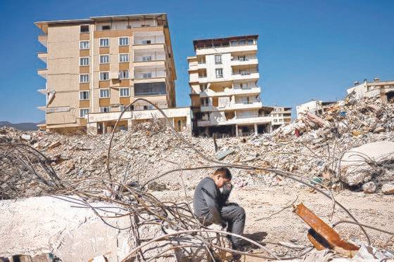 2023년 3월 4일, 9살인 살툭 아르슬란(Saltuk Arslan)은 튀르키예 누르다기에서 발생한 치명적인 지진으로 인해 부모님과 두 명의 여동생이 구출될 때까지 5일 동안 갇혀 있었던 집의 잔해를 찾아 앉아 있다. REUTERS=연합뉴스