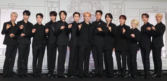 그룹 세븐틴이 지난 4월29일 서울 여의도 콘래드호텔에서 열린 베스트 앨범 '17 IS RIGHT HERE' (세븐틴 이즈 라이트 히어) 발매기념 기자간담회에서 포즈를 취하고 있다. 연합뉴스