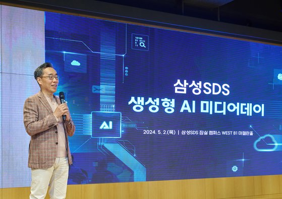 황성우 삼성SDS 대표가 2일 서울 송파구 잠실캠퍼스에서 열린 미디어 데이 행사에서 기업용 생성형 인공지능(AI) 서비스 패브릭스(FabriX)와 브리티 코파일럿(Brity Copilot)의 출시를 알리고 있다. 삼성SDS