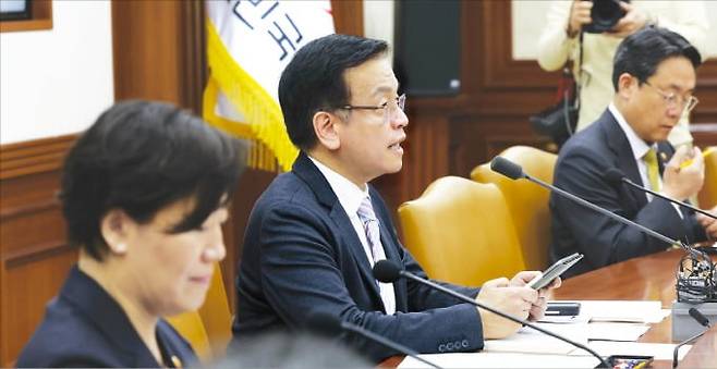 최상목 부총리 겸 기획재정부 장관(가운데)이 1일 정부서울청사에서 열린 비상경제장관회의에서 발언하고 있다. 왼쪽부터 송미령 농림축산식품부 장관, 최 부총리, 강도형 해양수산부 장관. /김범준 기자