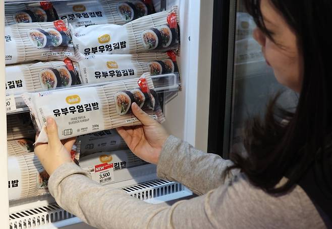 지난달 이마트에서 판매한 올곧 '유부우엉김밥' /뉴스1