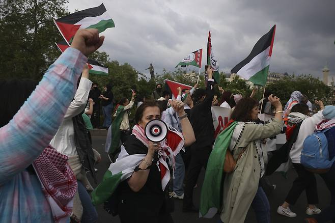 1일(현지시간) 파리에서 열린 노동절 집회에서 시위대가 팔레스타인 국기를 들고 행진하고 있다. AP연합뉴스