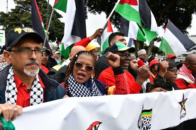 1일(현지시간) 남아프리카공화국 케이프타운에서 열린 노동절 집회에 참석한 사람들이 팔레스타인 국기를 들고 있다. EPA연합뉴스