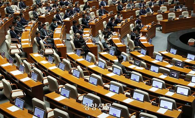 야당 의원들이  2일 국회 본회의장에서 김웅 의원을 제외한 국민의힘 의원들이 퇴장한 가운데 해병대 채상병 사망사건 수사외압 의혹 특별검사법에 대한 전자투표를 하고 있다. 박민규 선임기자