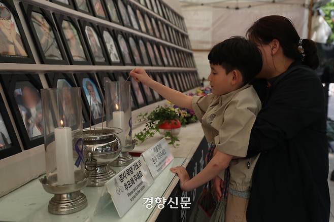 The ruling and opposition parties agreed to pass the “Itaewon Tragedy Special Act” in a plenary session of the National Assembly on May 2. A child burns incense at a joint memorial for the victims of the Itaewon tragedy in Seoul on May 1. By Chung Hyo-jin