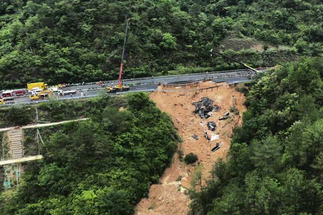 1일 노반붕괴 사고가 발생한 중국 광둥성 메이다고속도로 현장에서 구조와 수습 작업이 진행되고 있다. 신화연합뉴스