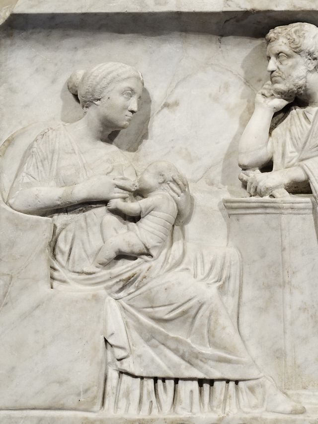 로마 시대엔 기대하지 않는 아기를 유기하는 영아 살해가 암묵적으로 용인됐다. 2세기 어린이용 석관에 새겨진 로마 가정의 모습. 브니엘 제공